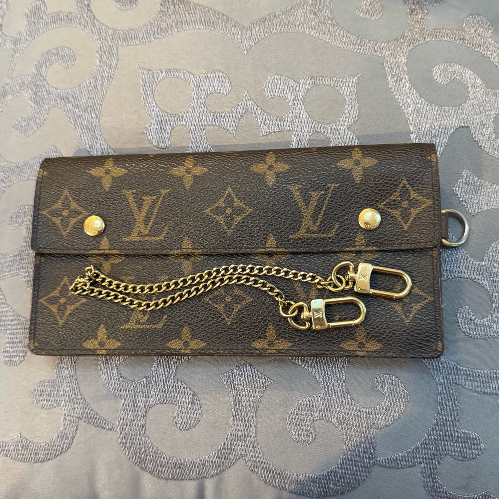 Luxury Brown Monogram Wallet with Chain - Picture 4 of 8
